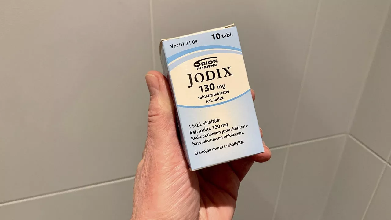 Joditabletti: Jodix-joditabletit pakkauksessa ihmisen kädessä.