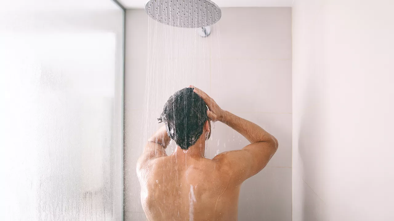 Suihkussa peseytyvä mies