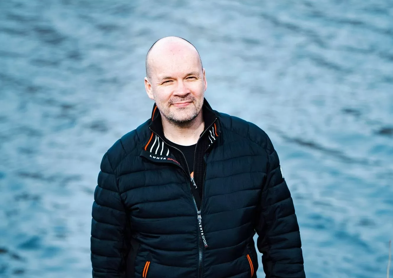 Mökki Inarinjärven rannalla on professori Jarno Valkoselle hyvin tärkeä paikka. <span class="typography__copyright">Kuva: Jouni Porsanger</span>