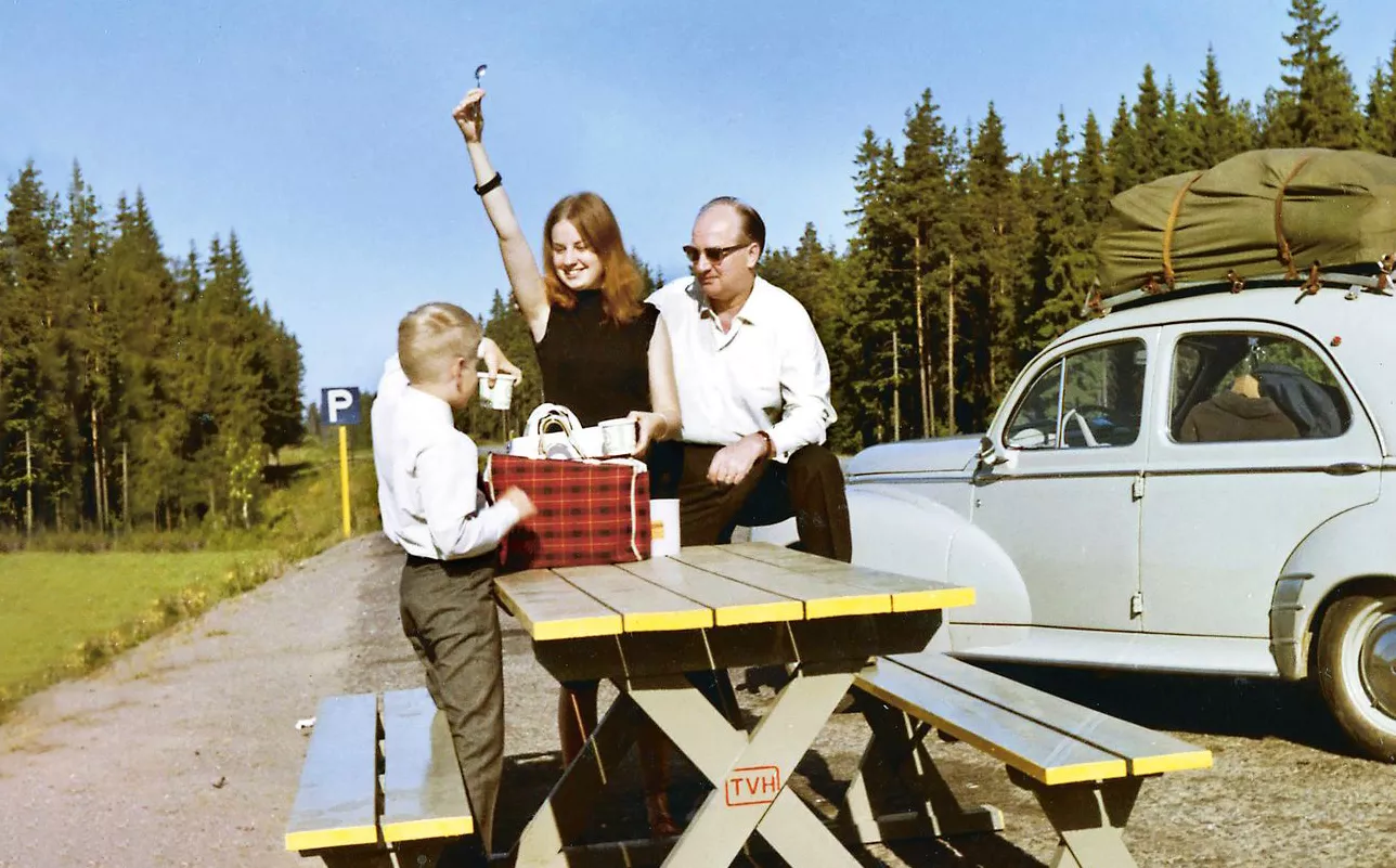Paavo Salosen perhe syö eväitä taukopaikalla. Vieressä Peugeot.