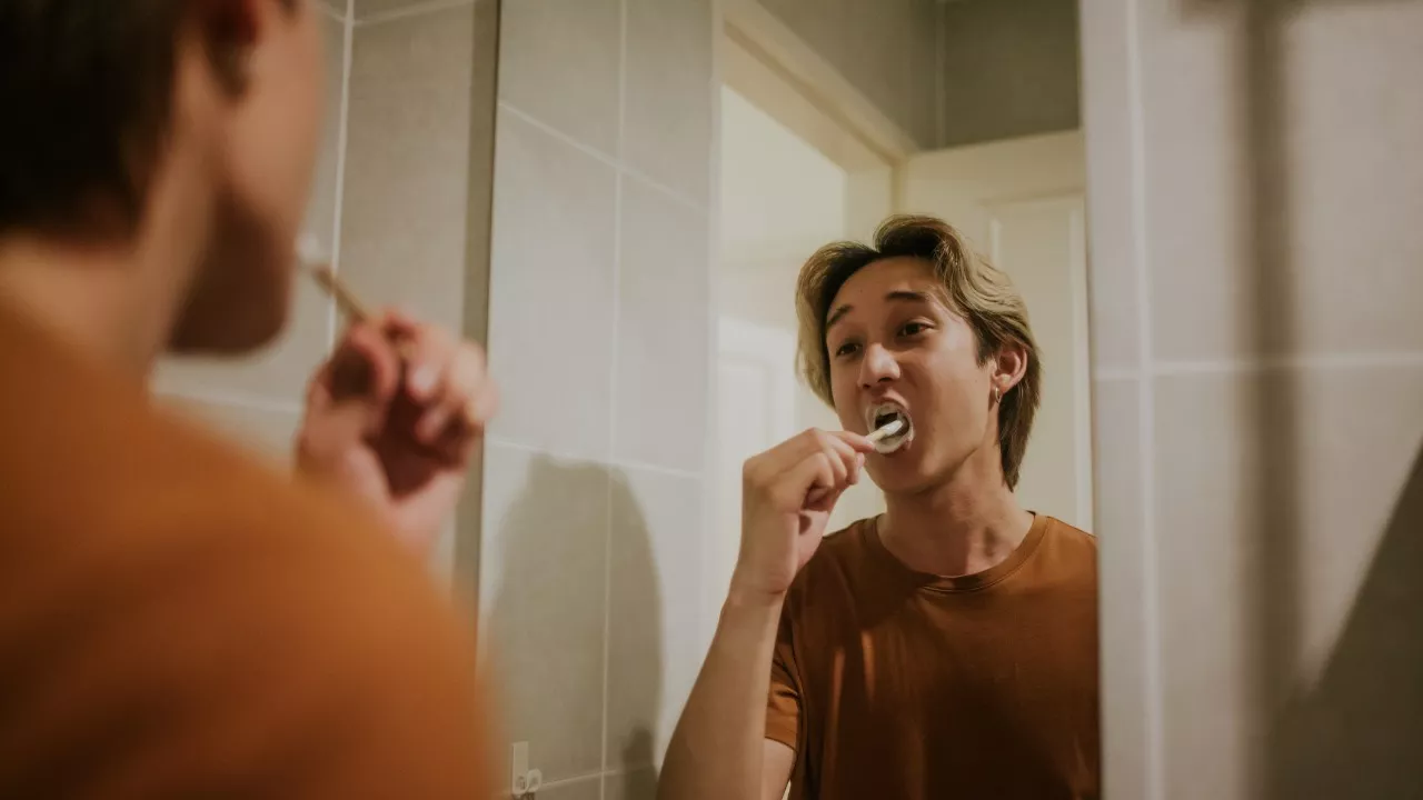 nuori mies pesee hampaitaan
