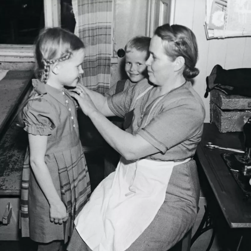 Työläisperheen äiti ompelee lapsilleen vaatteet Tampereen Kilossa 1950-luvulla.