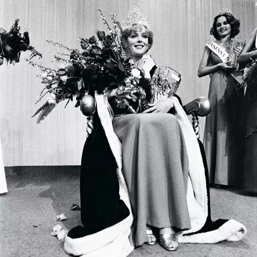 Armi Aavikko on juuri valittu Miss Suomeksi vuonna 1977.