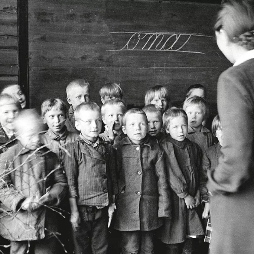 Jos kansakoulun opettaja oli kuorolaulun harrastaja, hän innosti oppilaita kuoroon laulutaitoa kyselemättä. Kuva Kuittisten kansakoulusta.