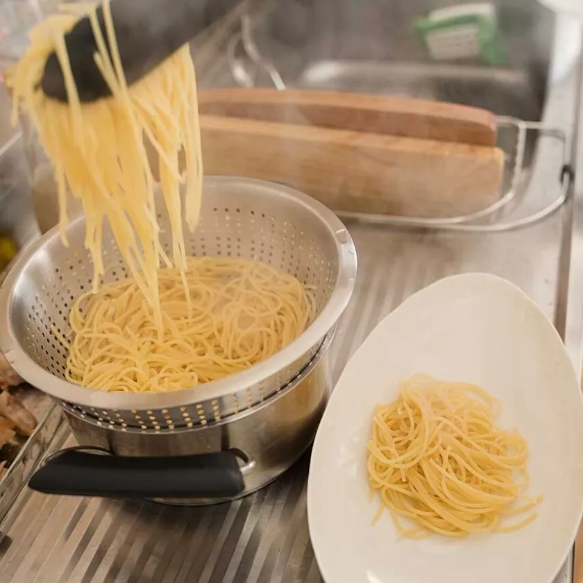 keitetyn pastan lämmittäminen siivilässä