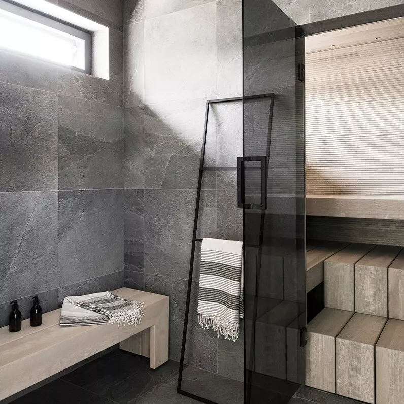 Laattapisteen laatoilla ja Sauna Managerin saunalla varustettu kylpyosasto on komea näky.