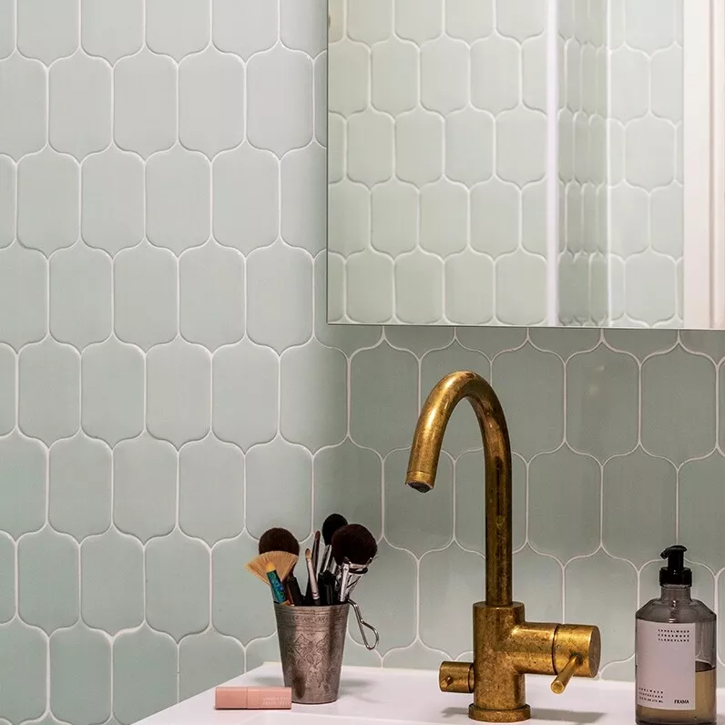 Kylpyhuoneessa voi leikkiä seinälaattojen muodoilla ja värityksellä.