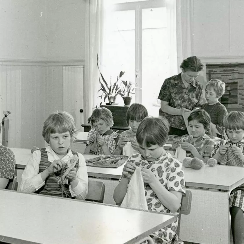Kuopion kuurojenkoulun oppilaita ja käsityönopettaja 1960-luvulla.