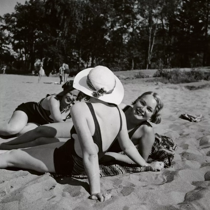 1940-luvulla auringosta nauttineilla naisilla ei ollut apunaan vielä käsisuihkuja. Hygieniasta piti huolehtia saunassa tai ulkovessassa.