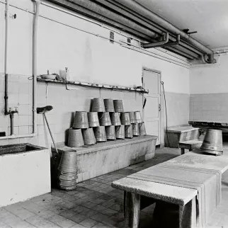 Naisten saunan pesuhuone Mäkelänkadun yleisessä saunassa vuonna 1973.
