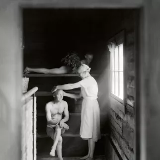 Pesu oli olennainen osa yleisten saunojen kulttuuria. Saunomista 1930-luvun Helsingissä.