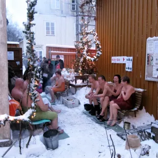 Tunnelma on hilpeä joulun alla Rajaportin saunassa Tampereella.