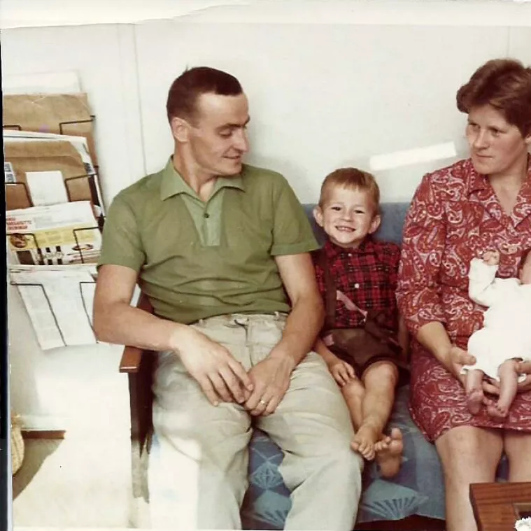 Thomas Sandholm lapsena perheensä keskellä