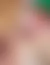  Jusslin Maunulan Ametisti-villa­matto, 140 x 200 cm, 790 e, ja  kohokuvioilla koristeltu juutista valmistettu vaaleanpunainen Moment-matto, alkaen 180 e, Finarte. Luonnonvalkoinen Savu-puuvillanukkamatto, 70 x 140 cm, 79,95 e, ruskea Kuntta-juuttinukka­matto, 60 x 120 cm, 129 e, ja ­ruudullinen Nyytti Mini Lilli -tyyny, 24,95 e, ­Anno. Missoni Home -­tyyny, 170 e, Nomart. Hayn Enamel-lautanen 19 e, Länna. Mallin vaatteet Stockmann.