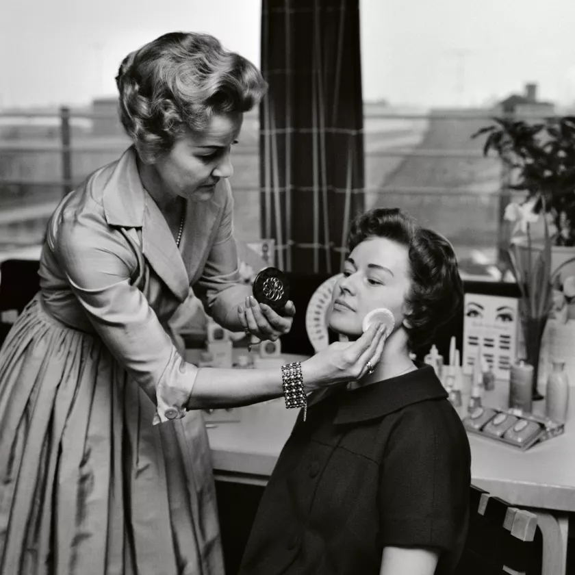 Kosmetologi työssään kauneussalongissa tammikuussa 1959. 
