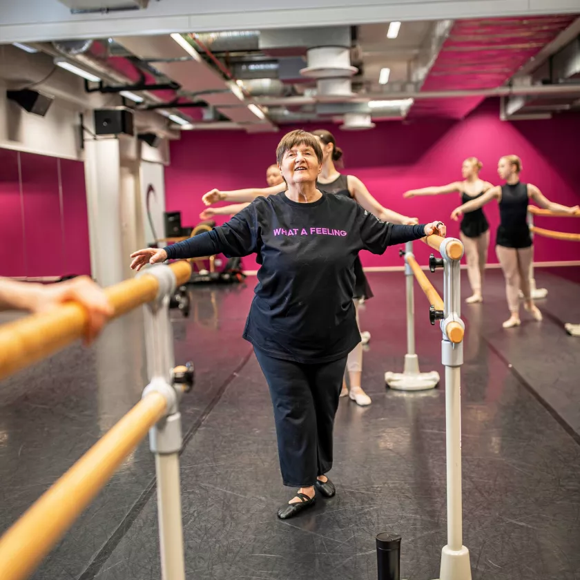 77-vuotias Marja-Liisa Piispala on ryhmänsä ehdoton seniori Vantaan tanssiopiston baletti-tunnilla. Hän sanoo, että nuoremmat tanssijat suhtautuvat häneen hyvin.