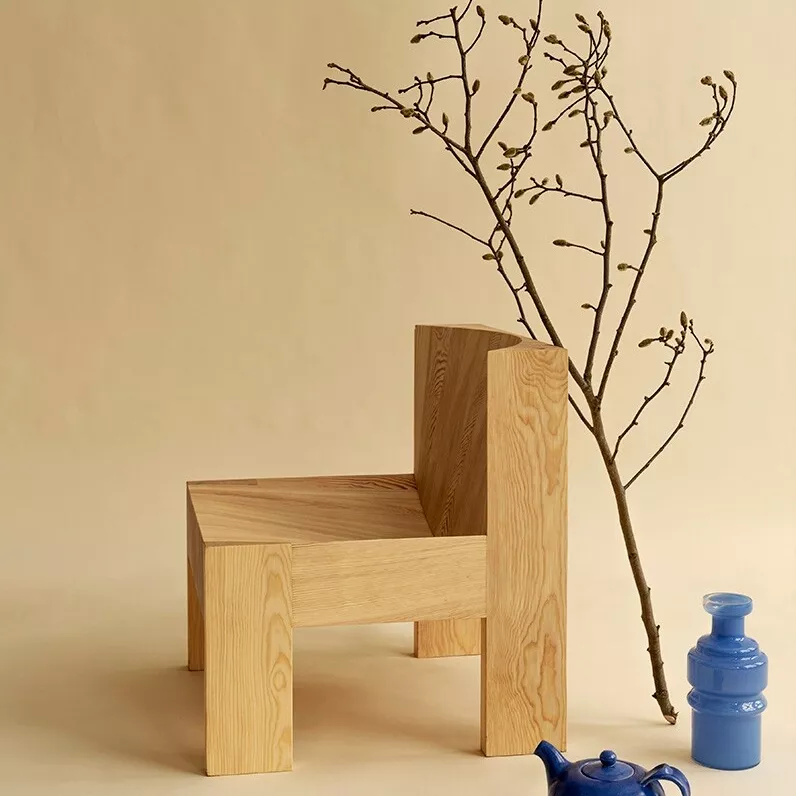 Kotimaisella Vaarniilla on omintakeinen tapa käyttää puuta. 005-tuoli, suunnittelija Max Lamb, Vaarnii, 3 500 e.