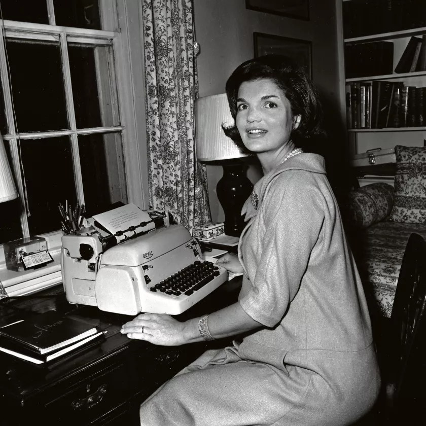 Lokakuun 5. päivä 1960 otetussa kuvassa Jacqueline Kennedy ­kirjoitti viikoittaista Presidenttiehdokkaan vaimo -kolumniaan. Raskaus ei tyyliin vaikuttanut.