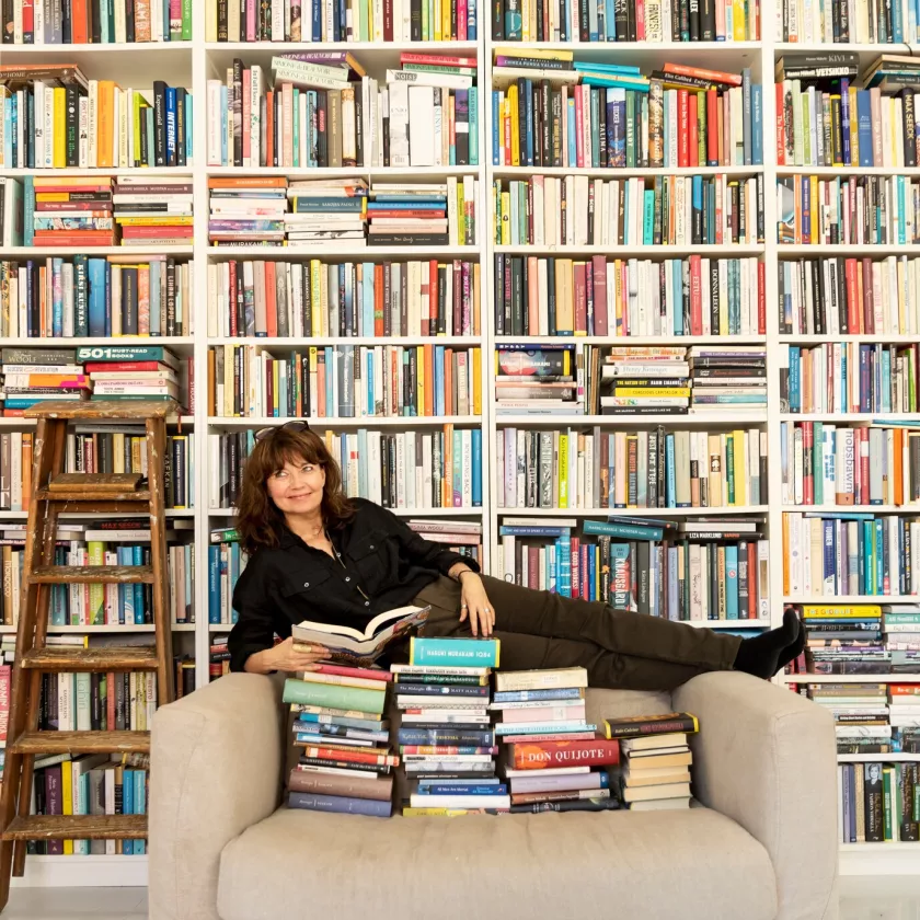Kirsi Piha omistaa tuhansia kirjoja, ja hänellä on kotonaan valtava kirjahylly.