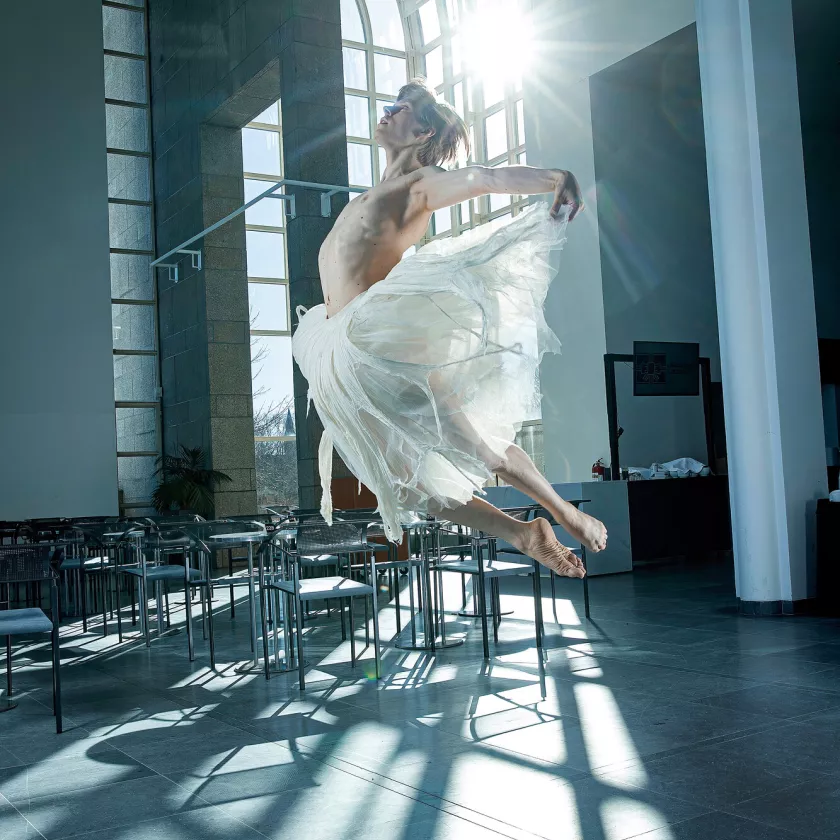 Balettitanssija Atte Kilpinen Kansallisoopperan lämpiössä. Attella on päällään  Jorma Uotisen Ballet Pathetiquessa käyttämänsä asu.