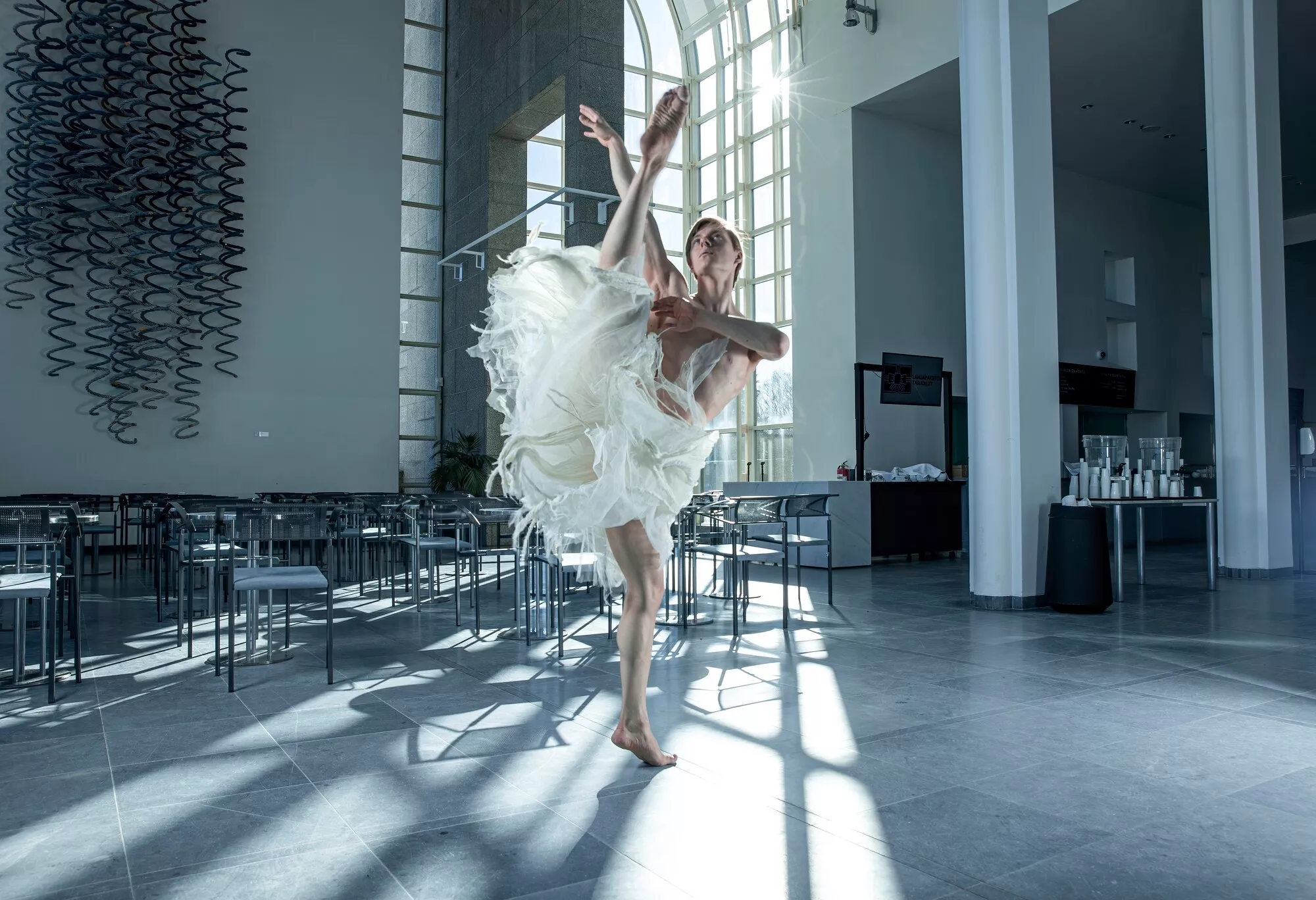 Balettitanssija Atte Kilpinen Kansallisoopperan lämpiössä. Attella on päällään Jorma Uotisen Ballet Pathetiquessa käyttämänsä asu.