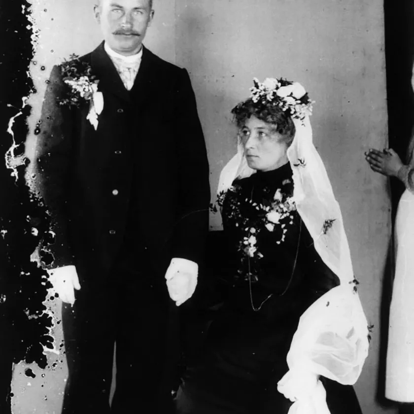 Vuoden 1886 vihkikuvassa on Kustaa Adolf Lindström ja Edla Sofia Björklund. 
