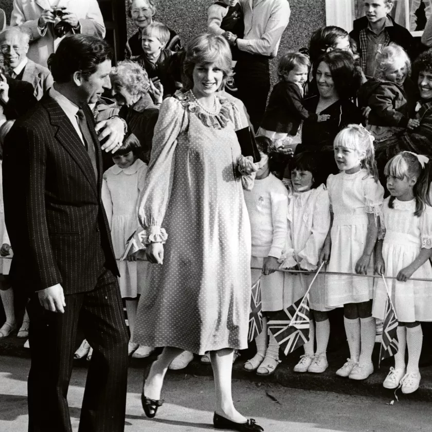Prinsessa Dianan tyyli Williamia odot­taessa 1982 oli kovin hempeä. ­Väljässä, pilkullisessa mekossa oli röyhelökaulus. Mukana myös tuleva isä, Prinssi Charles.