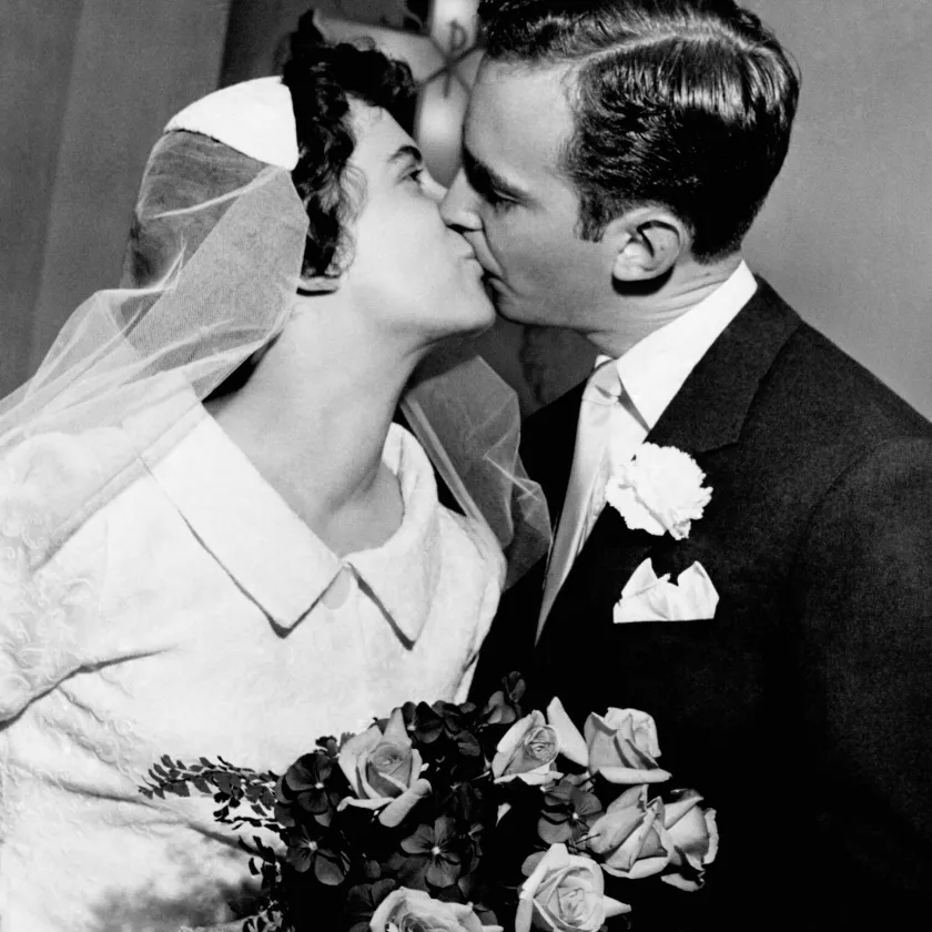 Näyttelijä Pertti Palon ja komedienne Ritva Valkaman häät, 1957. Sulhanen ja morsian suutelevat.