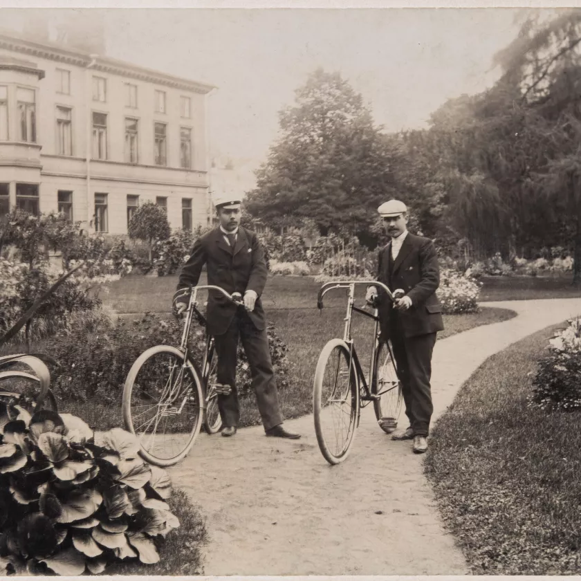 Ylioppilasnuorukainen toverinsa kanssa Sinebrychoffin puistossa vuonna 1893