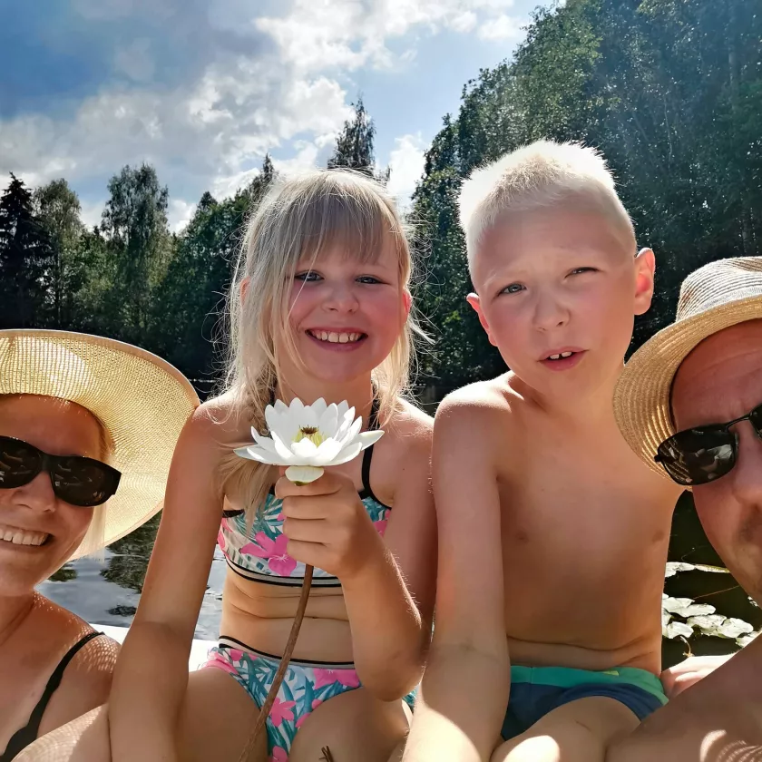 Jaakko Virtanen, Terhi Pajunen ja lapset Tiia ja Topias tekevät vaunulla samoja asioita kuin kotona tai mökillä tulisi tehtyä..