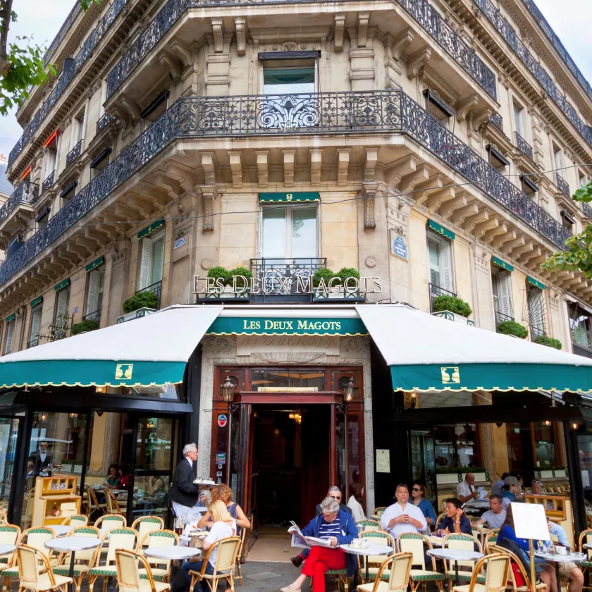 Kahvila Les Deux Magots on hurmaava paikka nauttia lasi samppanjaa samalla kun ihastelee tyylikkäitä ohikulkijoita.