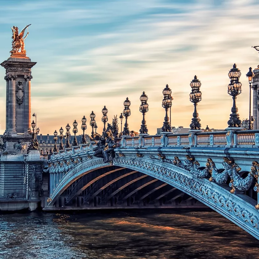 Le Pont Alexandre III ja muut Seine-joen ylittävät sillat ovat Railin mielipaikkoja ihailla kaunista kaupunkia.