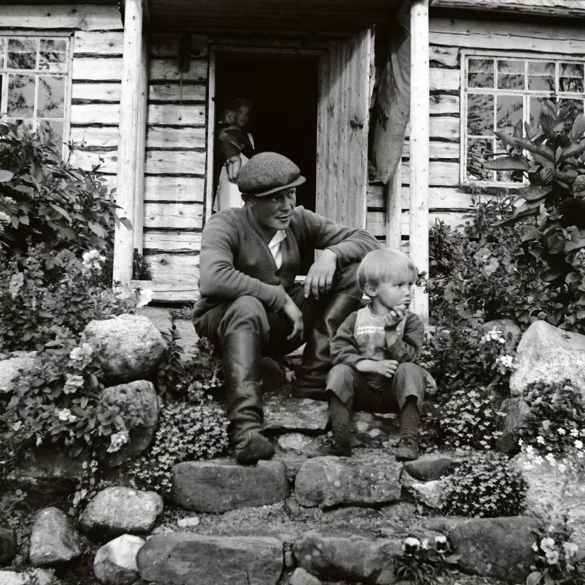 Aholan puutarha sekä perhe Inarin Syrminiemessä vuonna 1934.