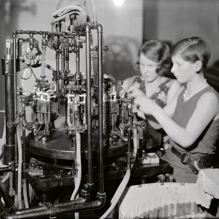 Naimattoman naisen asema alkoi parantua, kun kaupunkeihin alkoi nousta tehtaita, joihin tarvittiin työvoimaa. Tässä tehdään Airamin lamppuja.