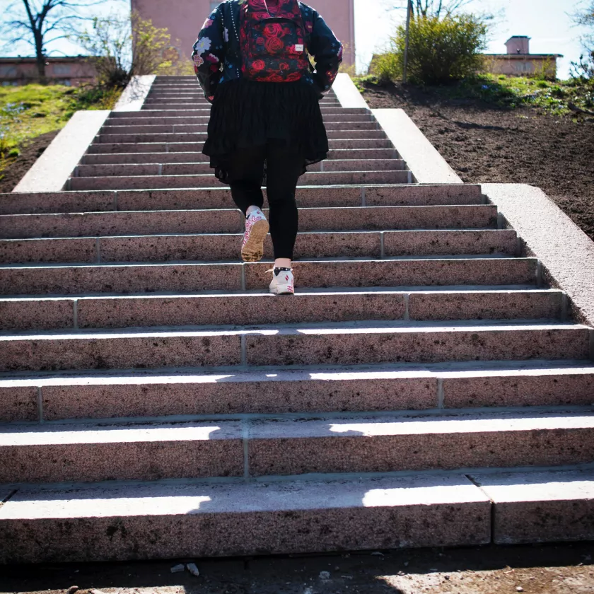 Anna-Stina Nykänen kävelee portaita ylöspäin.