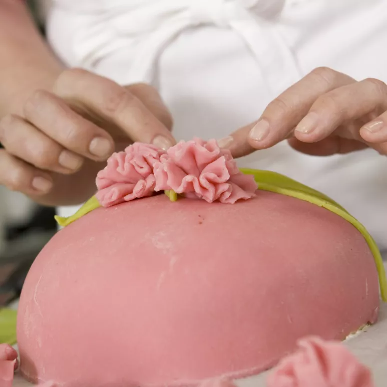 Prinsessakakun voi koristella myös vaaleanpunaisella sokerimassalla. 