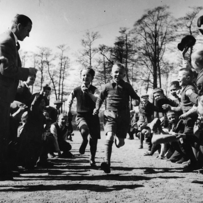 Lasten juoksukilpailu kansakoulussa 1940-luvulla.