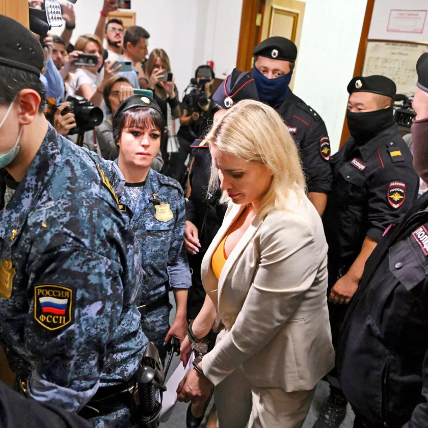 Poliisit saattoi­vat Marinan oikeuteen Moskovassa viime vuoden elokuussa. Häntä syytettiin Venäjän armeijan häpäisemisestä.