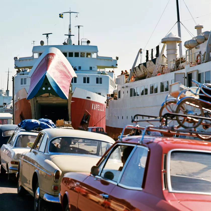 Viking Linen M/S Kapella kuljetti matkustajia Naantalista Kapellskäriin vuosina 1967-1979. Myös tuolloin autot olivat tavaraa täynnä, välillä kattoa myöten.