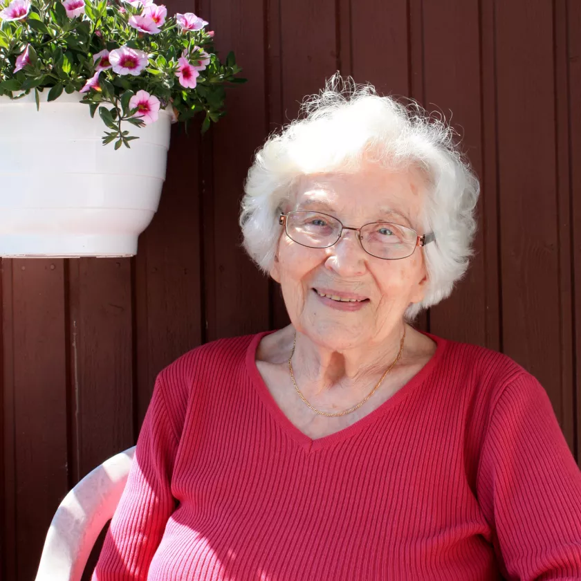 Hangossa asuvalla 96-vuotiaalla Tyyne Ekqvistillä on kuvia entisestä puutarhastaan, jota hän vaali rakkaudella 30 vuoden ajan. Nykyään Tyyne asuu kerrostalossa, jonka pihalle hän on istuttanut erilaisia kasveja, joiden juurille hän vie kahvinpuruja lannoitteeksi.