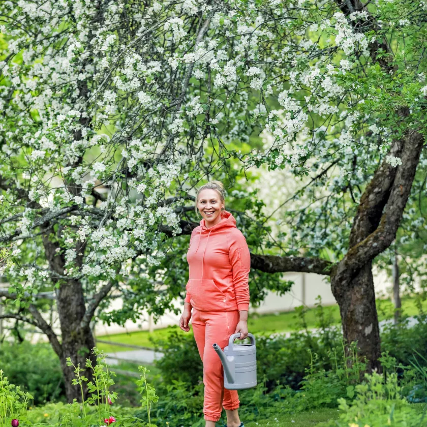 Kati Jukarainen esikasvattaa aina paljon kesäkukkia. Viime vuonna hän kasvatti erityisen paljon lajeja, jotka sopivat leikoiksi ja joista saa tehtyä kimppuja.
