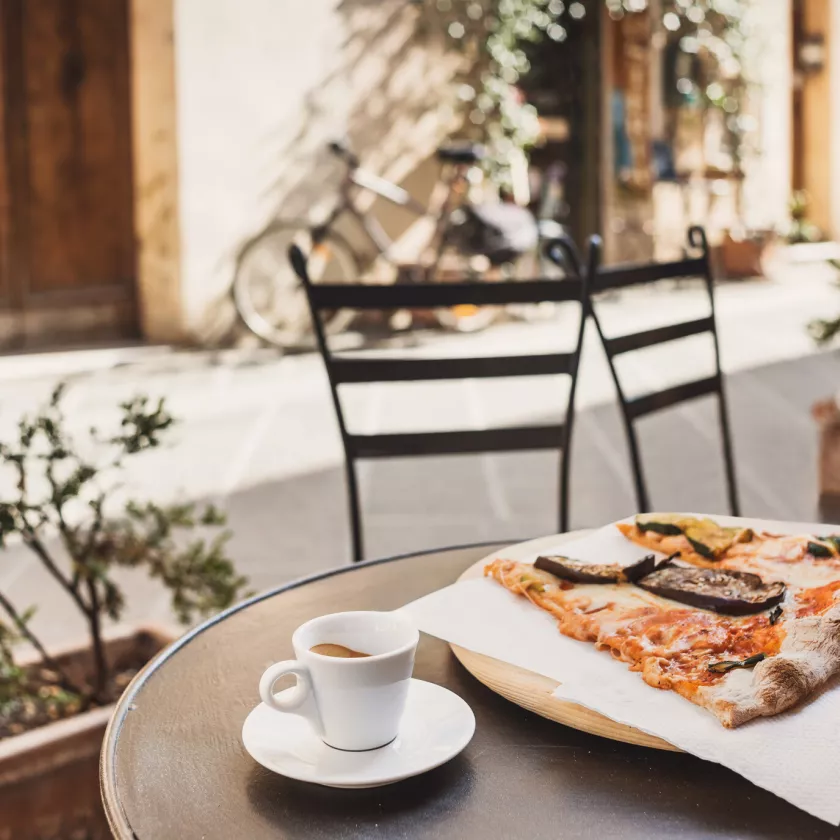 Kahta ei Roomassa voi jättää väliin: pizzaa ja espressoa.