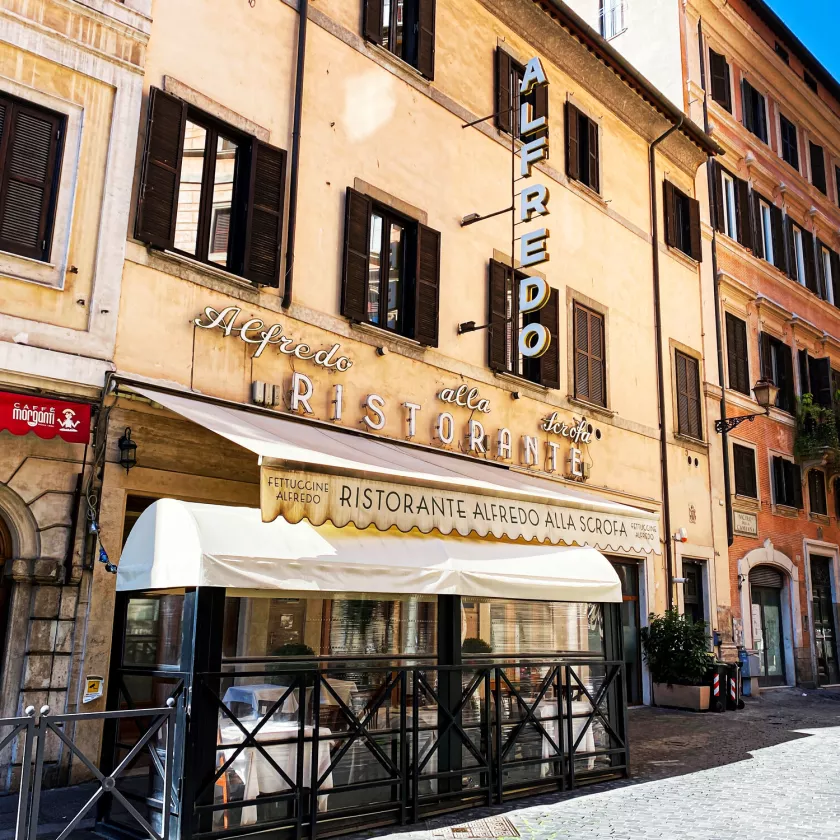 Ravintola Alfredo alla Scrofa on oikea valinta, kun kaipaa vanhanajan italialaista glamouria iltaansa.