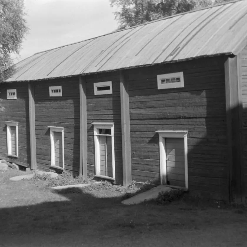 Komean kokoinen Yli-Lauroselan aitta Ilmajoella vuonna 1945. 