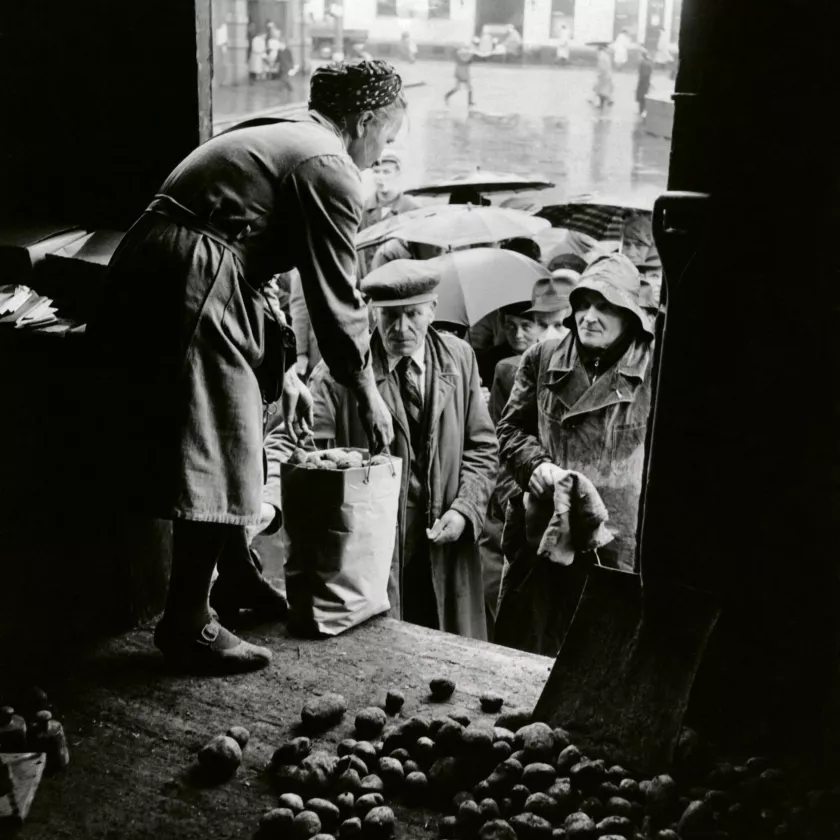 Ihmiset jonottavat perunaa Helsingissä 1946