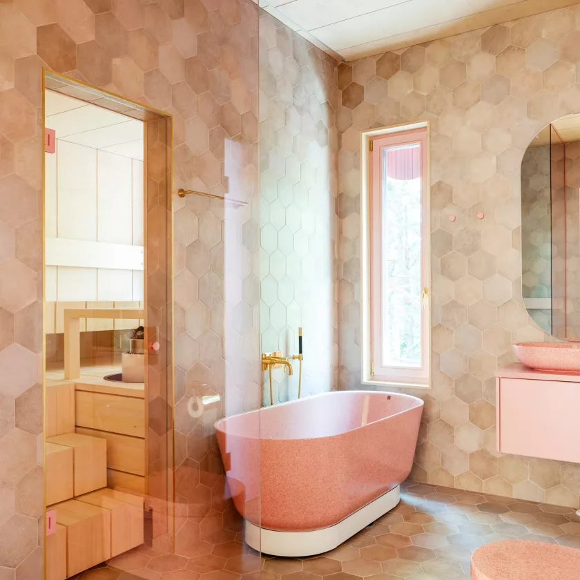 Woodion vaaleanpunainen kylpyamme on Minnan silmäterä kakkoskodissa. Woodiolta ovat myös pinkki wc-pönttö ja malja-allas. Vaaleanpunaiset lasiovet Minna hankki Essis by Lasilinkiltä.