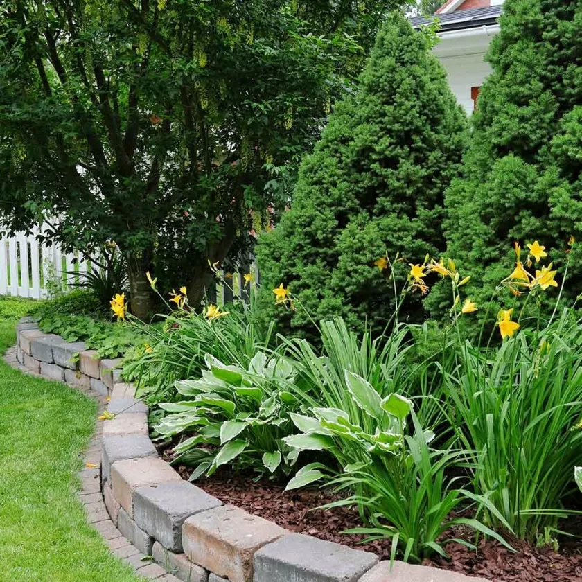 Betonikivistä voi myös rakentaa muurin, jos haluaa perustaa kohopenkin. Muurin ja nurmikon väliin kannattaa asentaa juoksukivi, joka mahdollistaa ruohonleikkuun kukkapenkin läheltä.