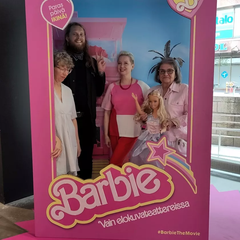 Ursula Kähäri (oik.) sylissään iso Barbie-nukke.