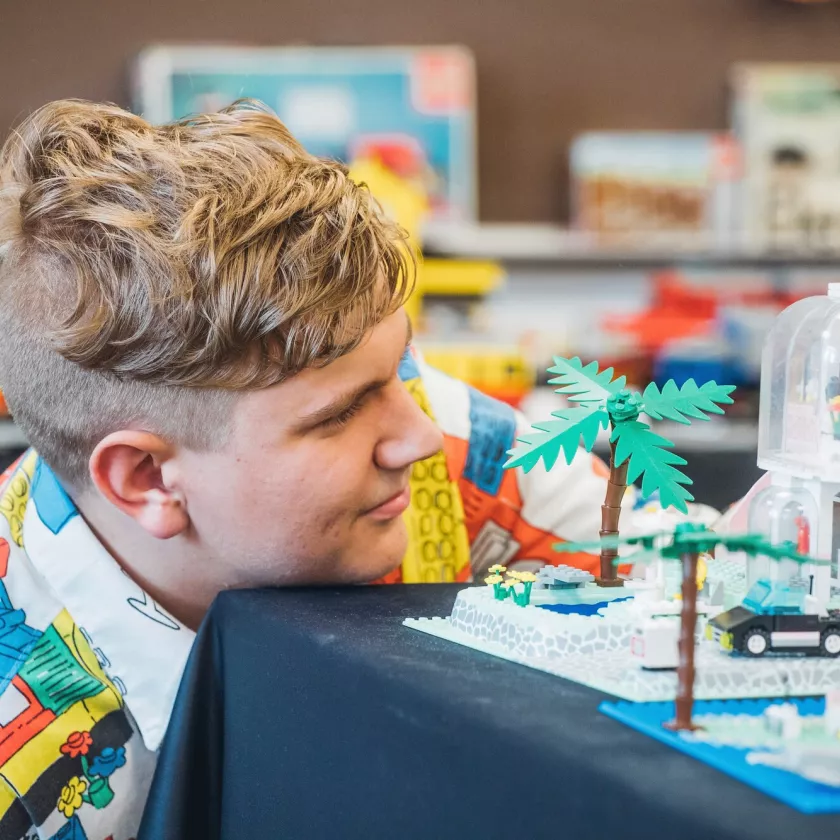 Legokeräilijä Velmeri Männikkö on kerännyt kokoelmaansa lähes 3000 legosettiä.