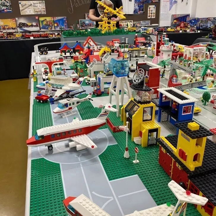 Legokeräilijä Velmeri Männiköllä on oma legomuseo Pöytyällä.